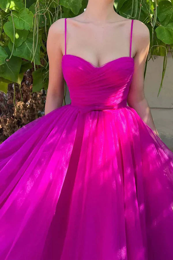 Vestido de fiesta sencillo con escote corazón y largo hasta la rodilla